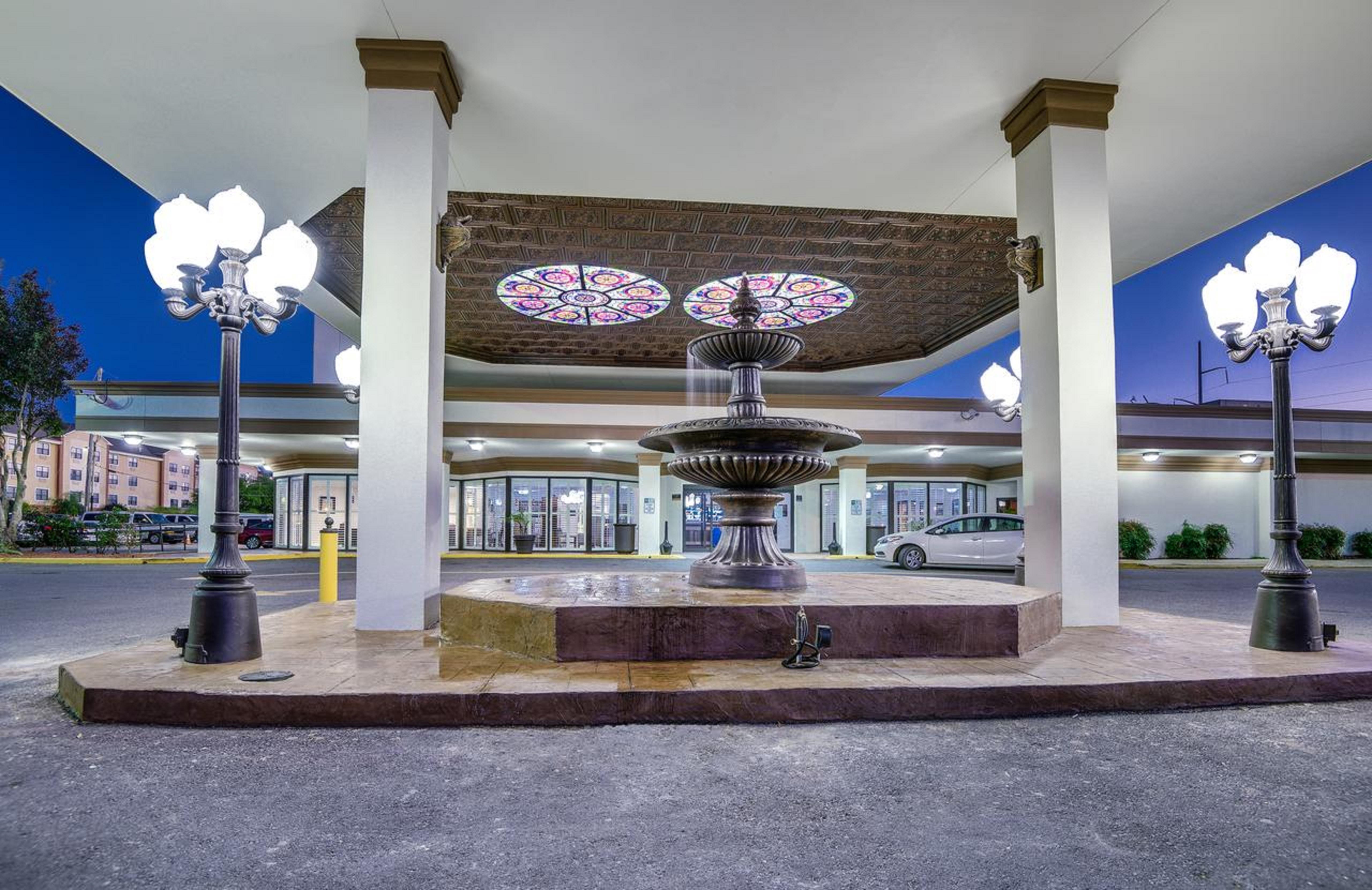 Отель Ramada By Wyndham Metairie New Orleans Airport Экстерьер фото
